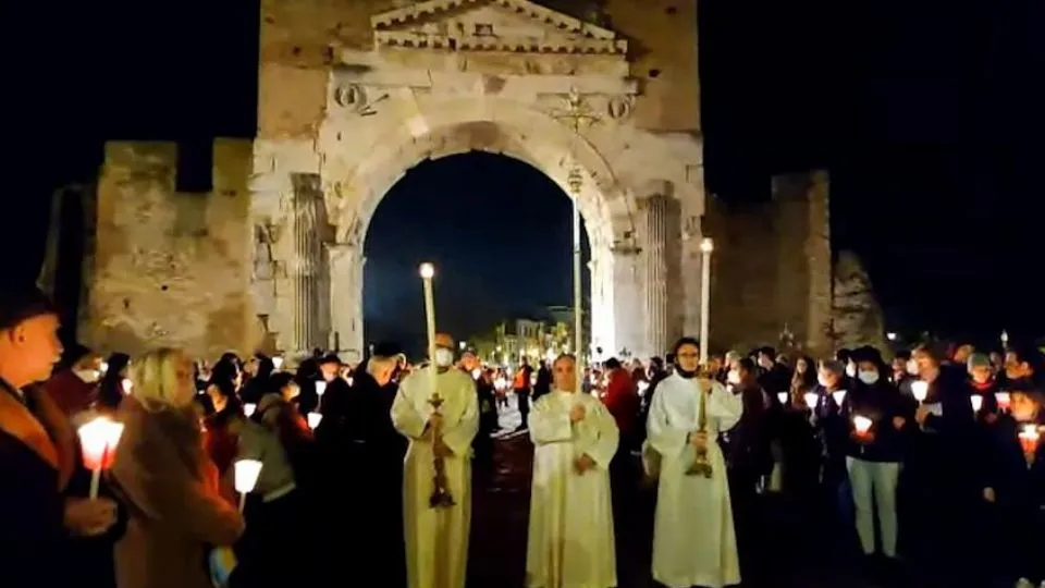 la partenza della fiaccolata dall’Arco d’Augusto