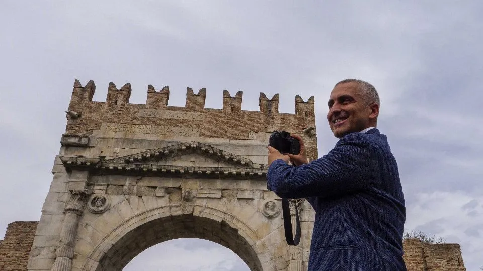 Il sindaco di Rimini fotografa l’Arco (GRPhoto)