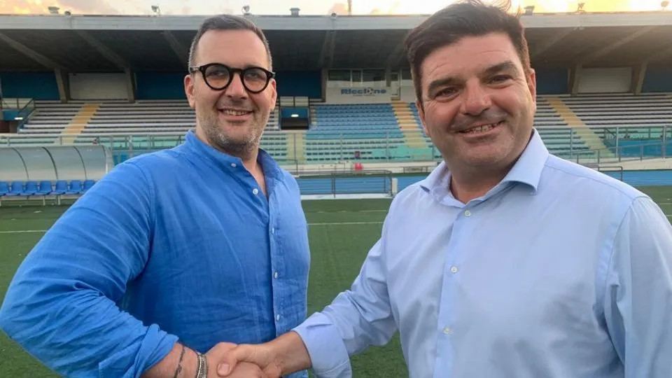 La stretta di mano tra Pasquale Cassese e Byron Peasland
