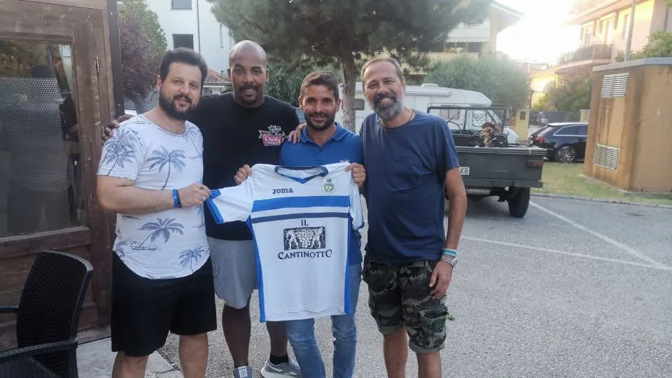 Cevoli Cristian insieme al presidente dell’Arzòn, Daniele Mazzoli, l’assessore allo Sport, Simone Imola, e il DG dell’Arzòn, Cristiano Mai