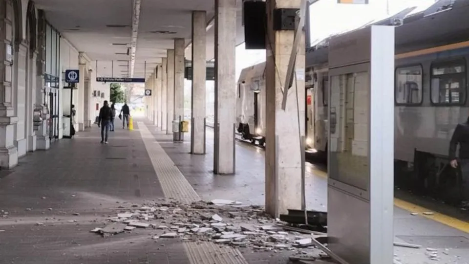 i calcinacci crollati alla stazione di Rimini