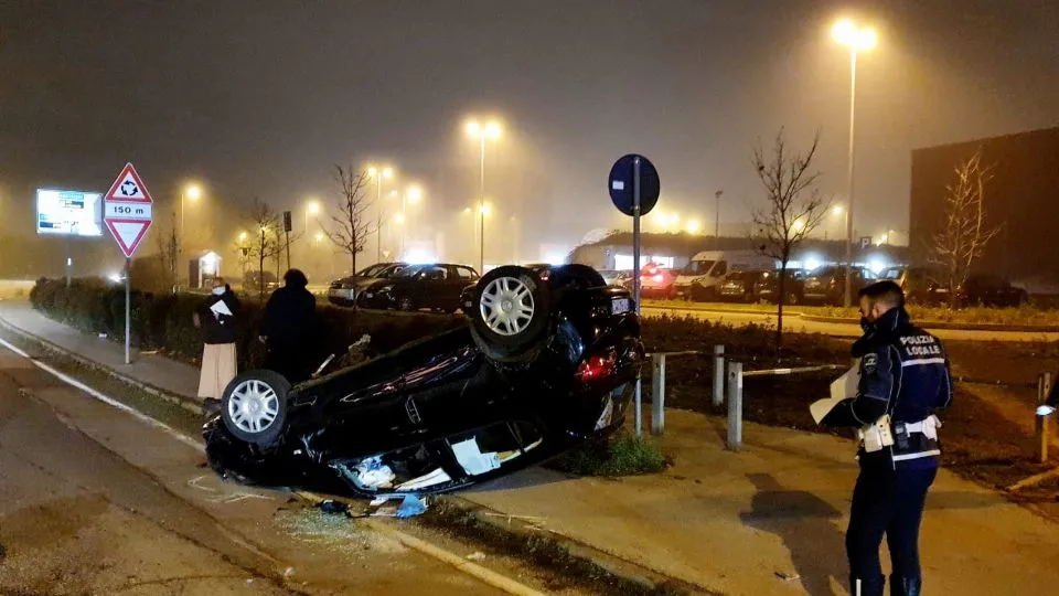 la Opel Corsa cappottata (foto Migliorini)