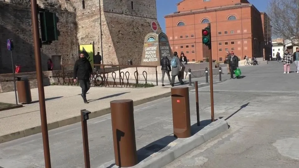 il lato di accesso a piazza Malatesta