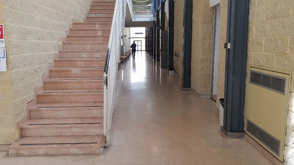 il corridoio del tribunale di Rimini