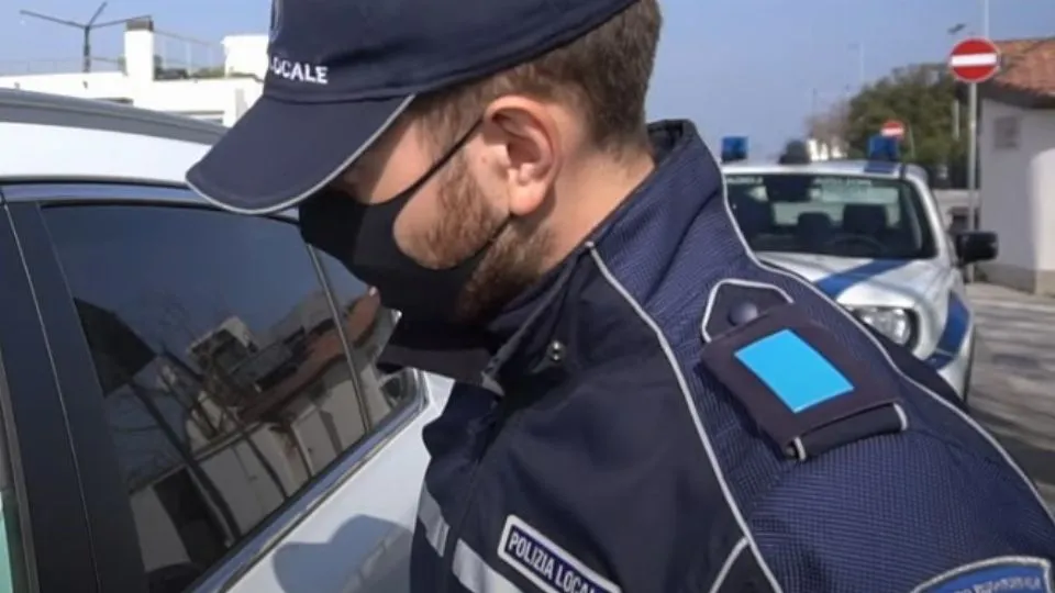 Un agente della polizia Locale