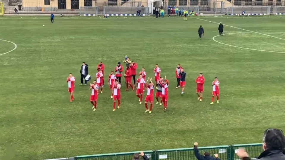 I giocatori del Rimini salutano i tifosi al seguito a Prato