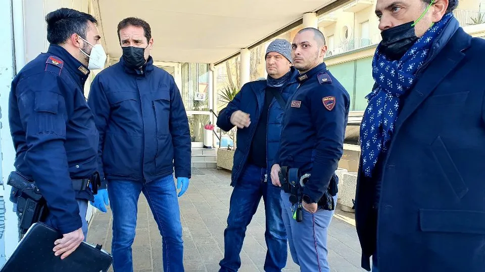 I poliziotti davanti all’hotel Butterfly