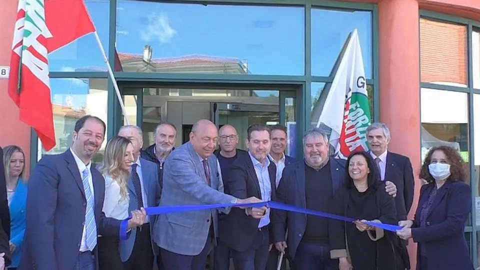 il taglio del nastro della sede elettorale di FI a Riccione