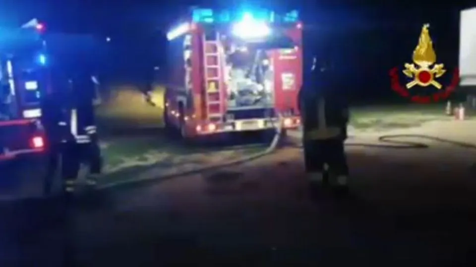 vigili del fuoco al lavoro (repertorio)