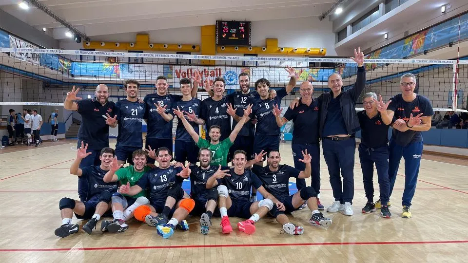 Foto di gruppo della PromoPharma dopo la prima vittoria