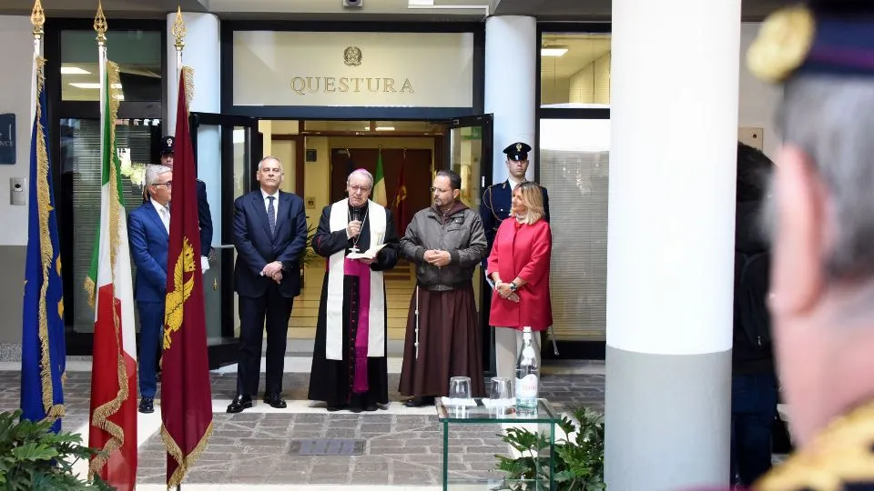 il momento della benedizione del vescovo (foto Migliorini)