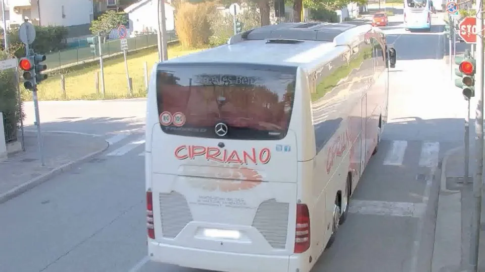 passaggio con il rosso di un pullman turistico