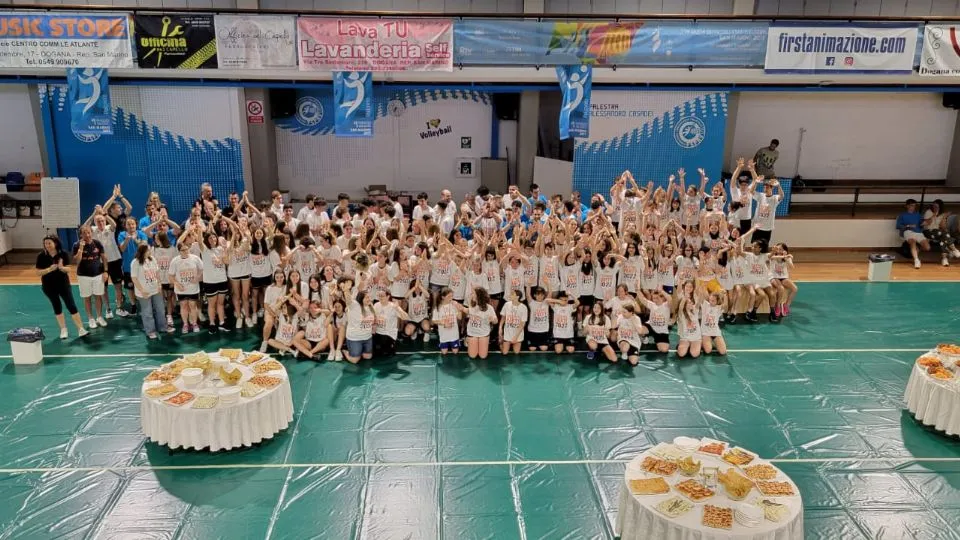 Tutti i giocatori in gruppo con la maglietta celebrativa della festa
