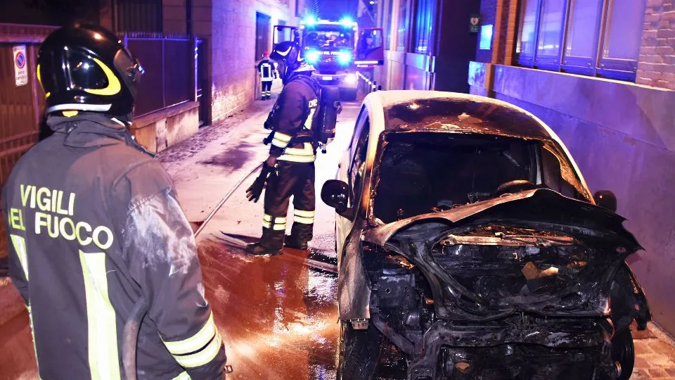 Una delle auto incendiate (foto Migliorini)