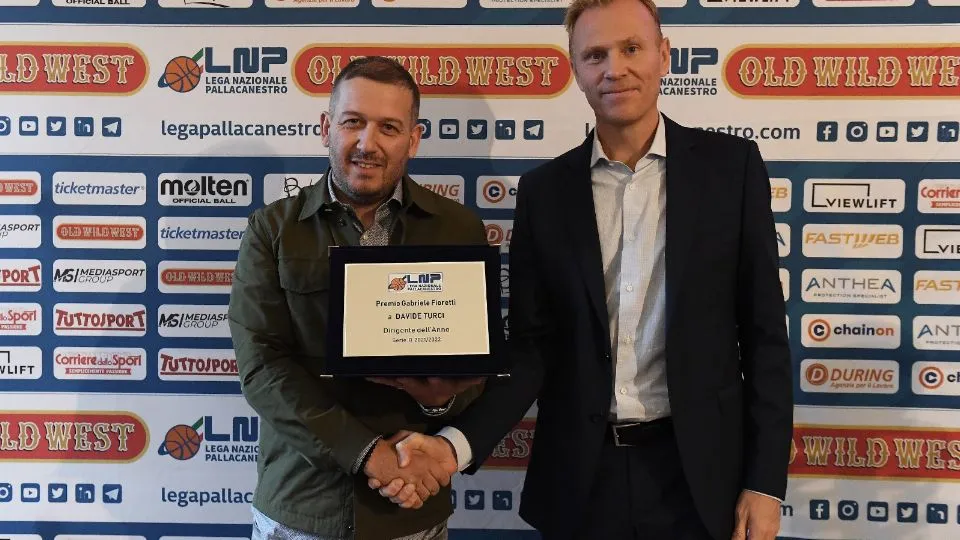 Davide Turci riceve il Premio “Gabriele Fioretti” come miglior dirigente della Serie B per l’anno 2021/2022(LNP Foto/Ciamillo-Castoria)