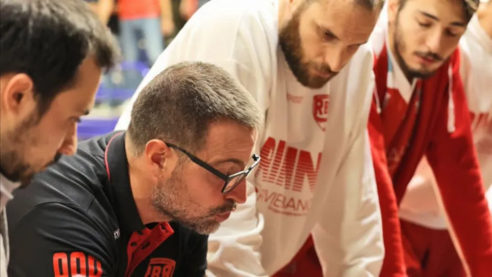 Un time out di Mattia Ferrari (Foto Nicola de Luigi)