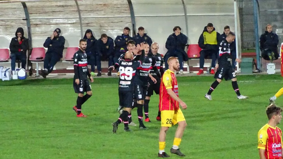 Delcarro festeggiato per l’1-0 biancorosso