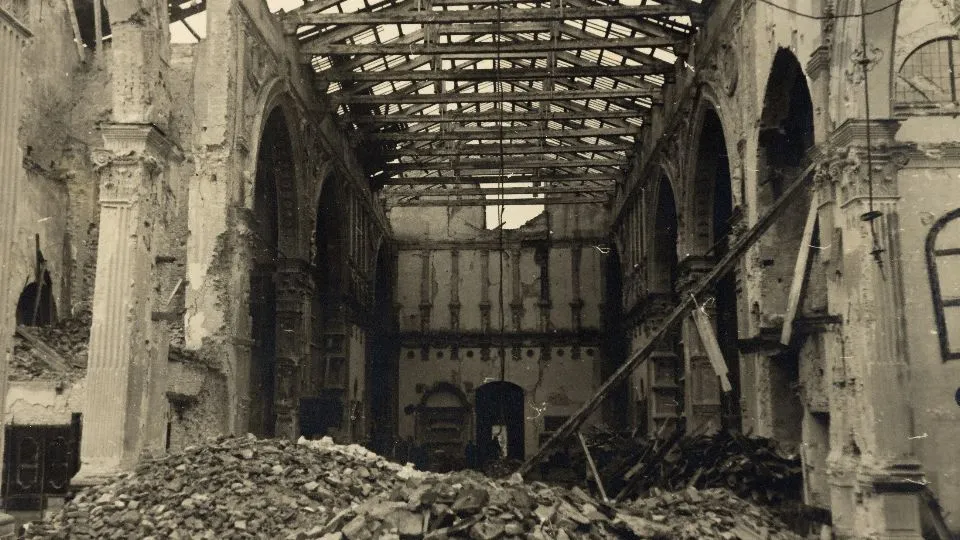 Rimini, interno del Tempio Malatestiano, 1944, foto Angelo Moretti, album Maioli