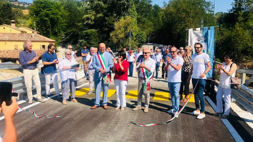 foto di gruppo per la riapertura del ponte di Marazzano