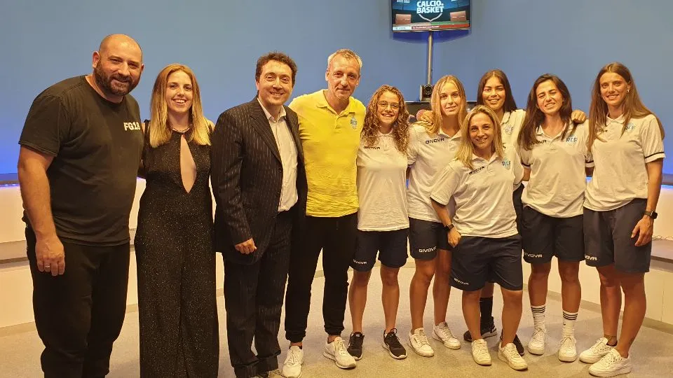 Una parte della squadra con mister Genovesio, il regista Francesco Gullo e la club manager Cimatti nello studio di Calcio.Basket