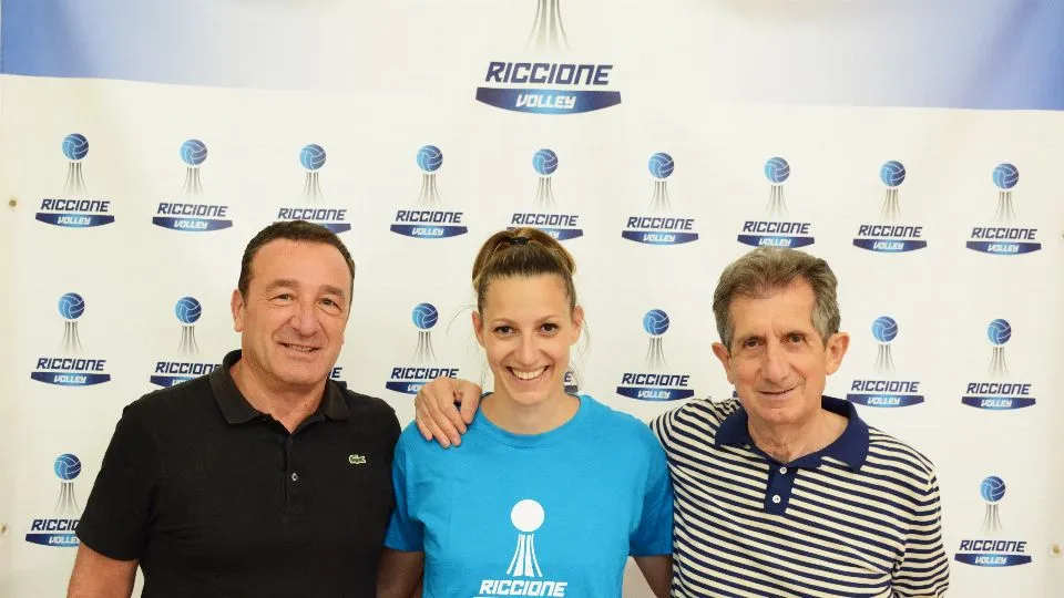Valentina Gugnali tra il DS Sanzio Sacchetti ed il presidente Giuseppe Tontini