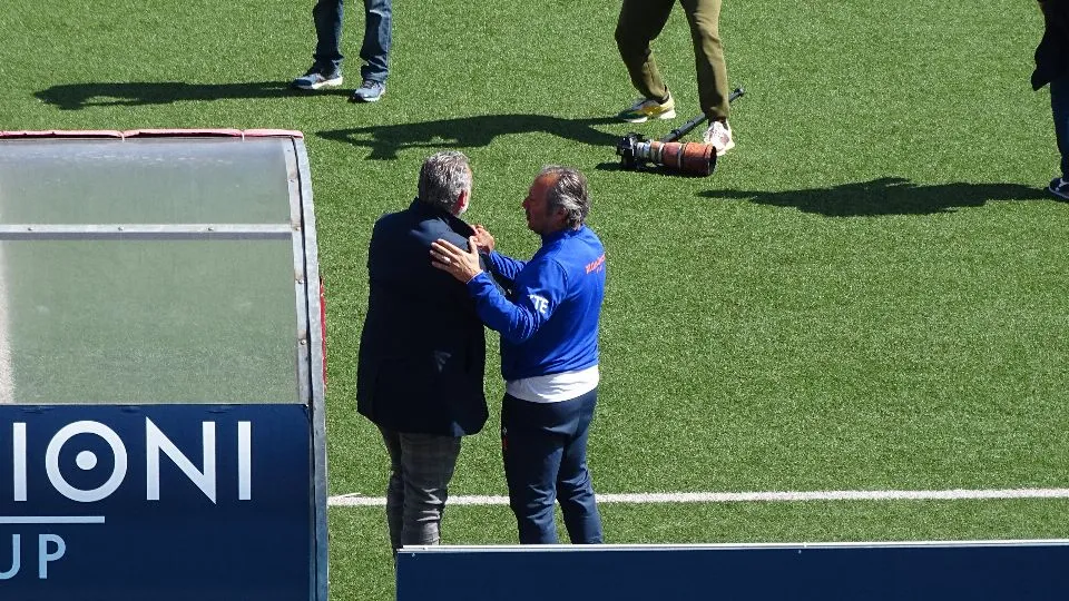 Il saluto prima del calcio d’inizio tra Gaburro e Cusatis