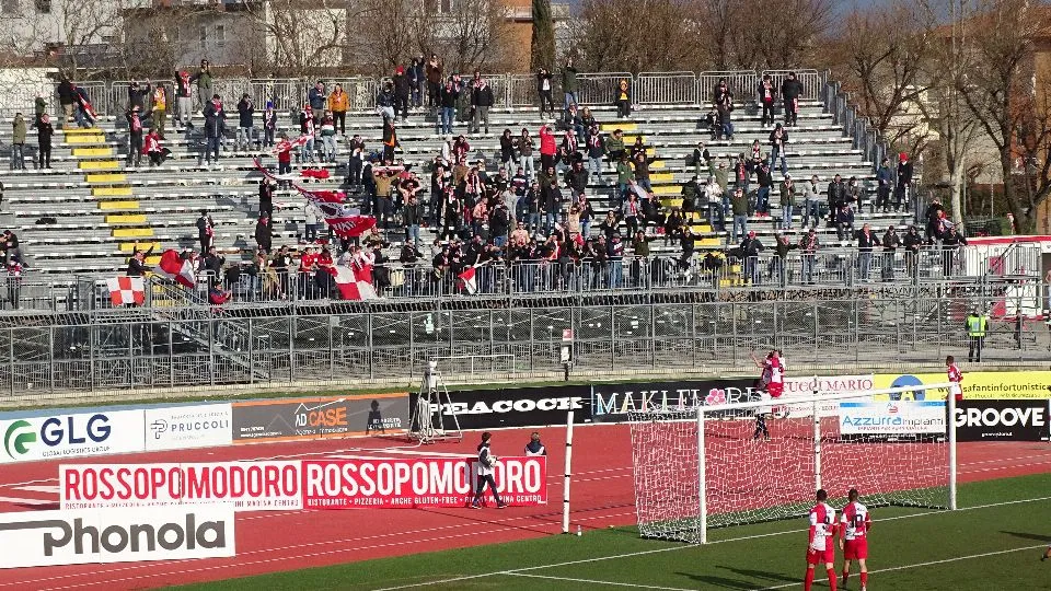 Antonio Ferrara festeggia sotto la Curva Est