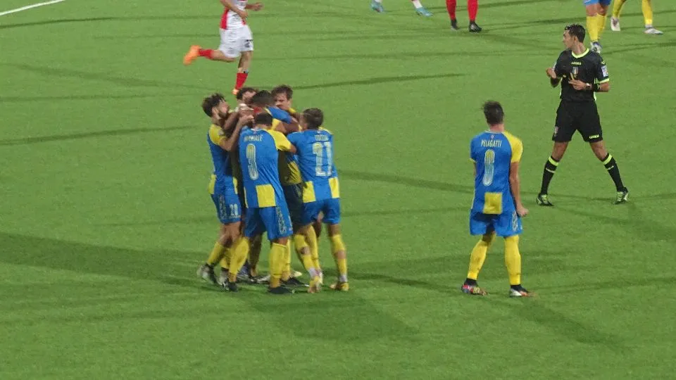 D’Ambrosio festeggiato dai compagni dopo il gol