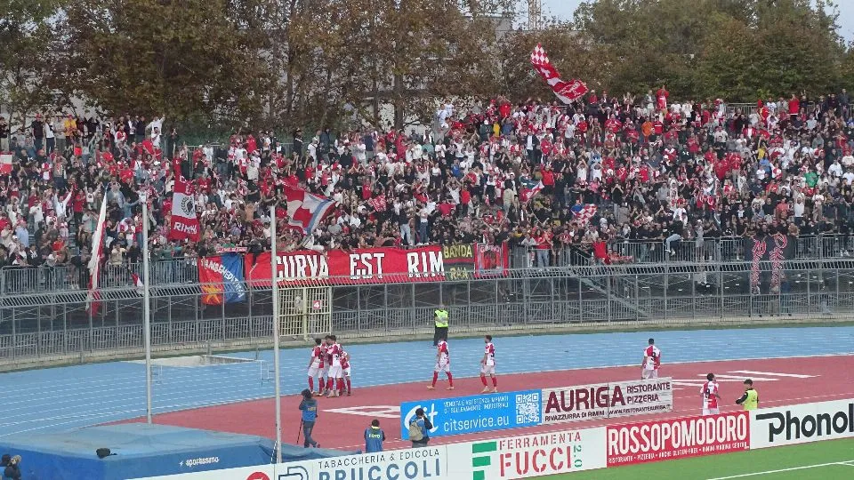 I biancorossi festeggiano il 2-0 di Santini sotto la Curva Est