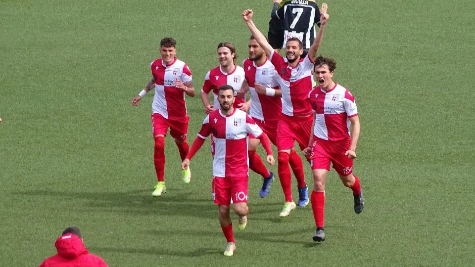 I giocatori biancorossi festeggiano l’1-0 di Gabbianelli