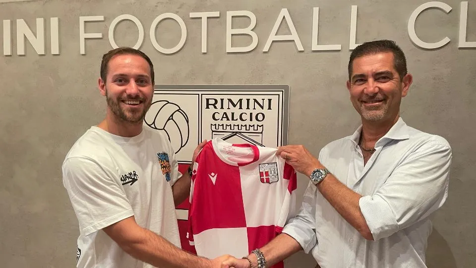 La stretta di mano tra Sereni ed il DG del Rimini FC, Peroni