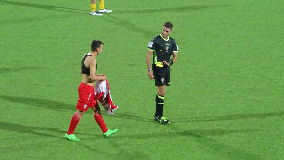 Rosso si sfila la maglia per festeggiare il gol e viene ammonito