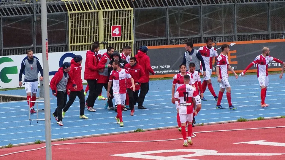 Germinale festeggiato dai compagni dopo l’1-0