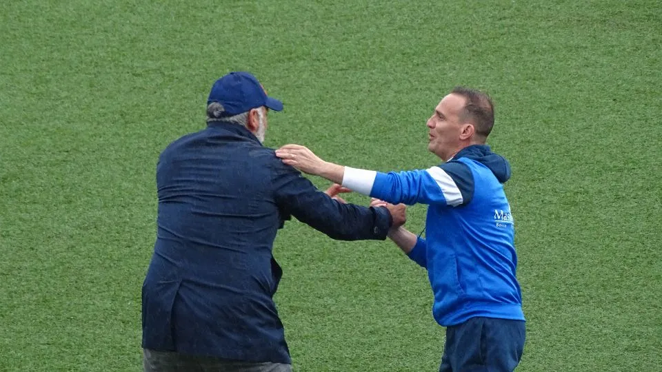 Il saluto tra Gaburro e Vangioni prima del calcio d’inizio