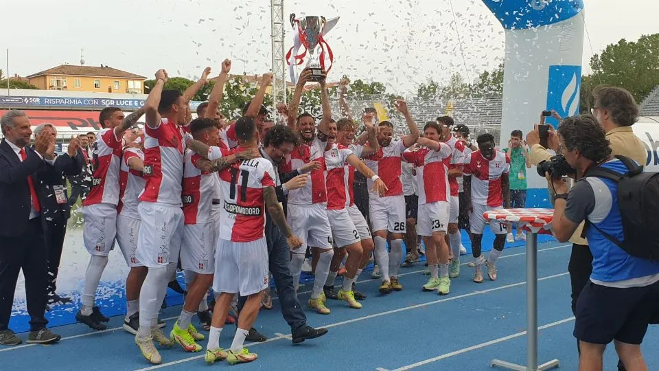 Il capitano del Rimini, Andrei Tanasa, alza la coppa