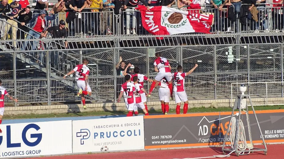 Pietrangeli festeggia il gol partita sotto la Curva Est