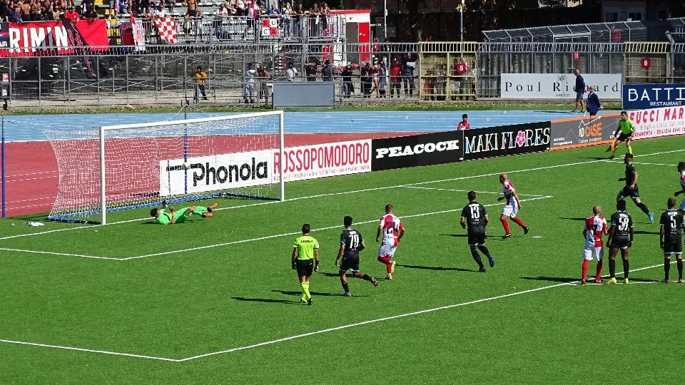 Il rigore di Santini per l’1-0 del Rimini