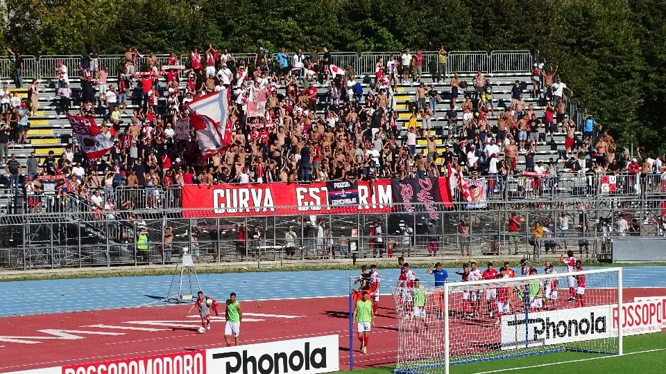 Il saluto finale della squadra alla Curva Este