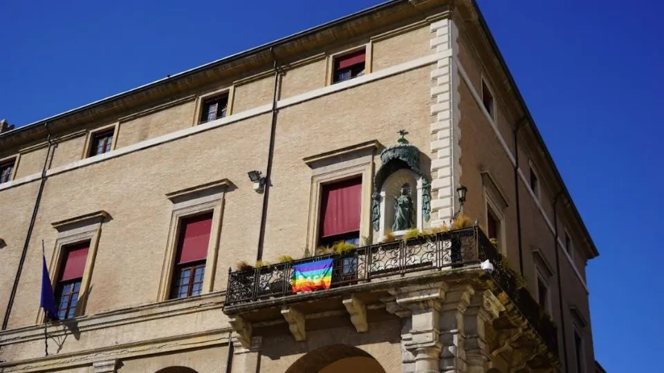 la bandiera sul palazzo comunale esposta a febbraio del 2022