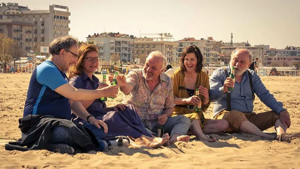 una scena del film, sulla spiaggia di Rimini