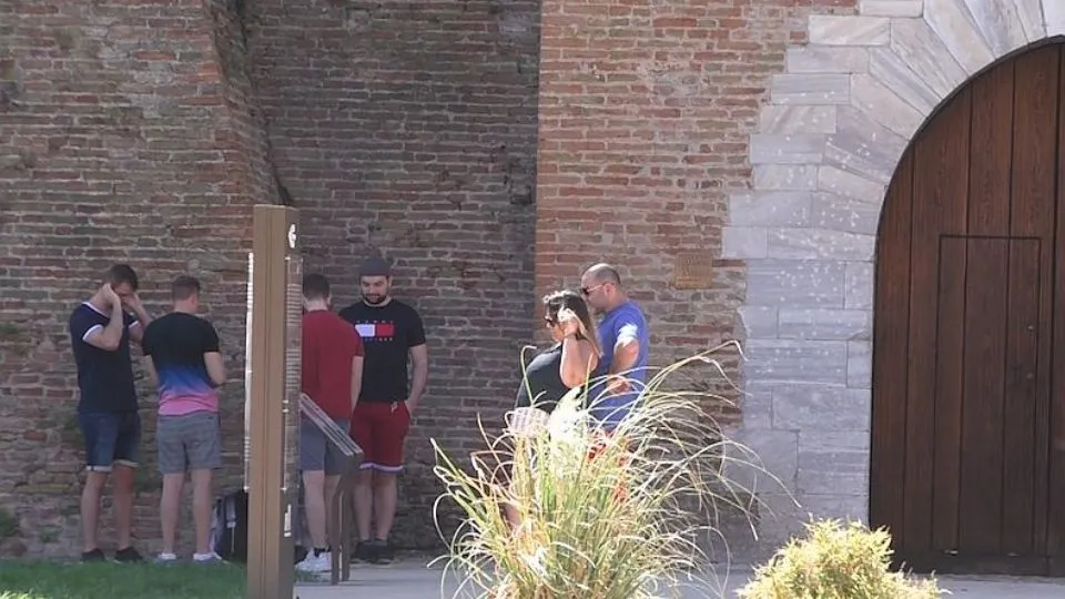ore 14.10, turisti all’ingresso del Museo Fellini