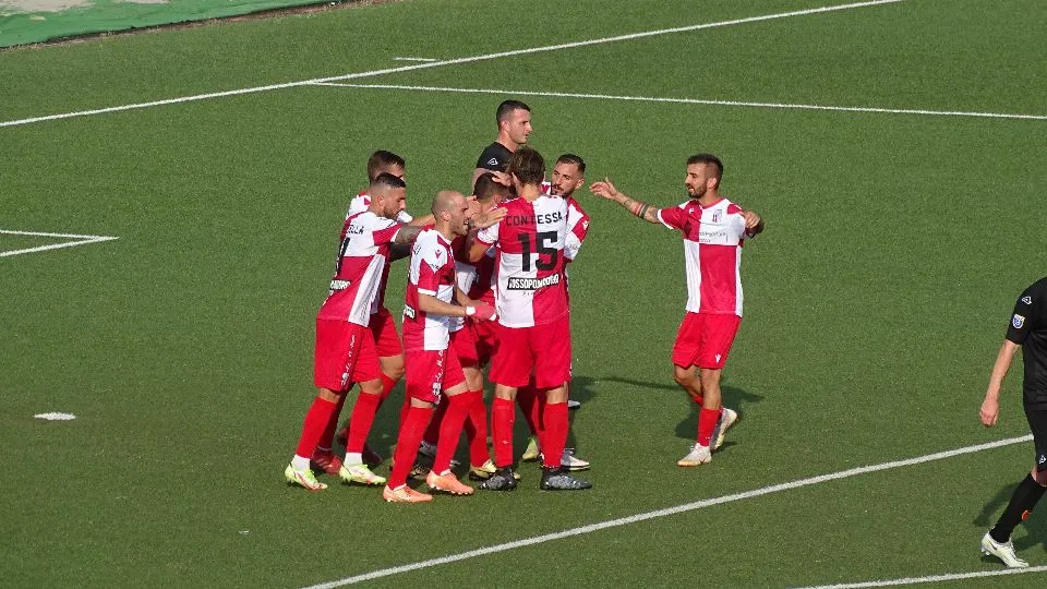 Tutti ad abbracciare Germinale dopo il gol del vantaggio