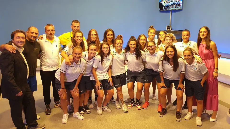 Una delegazione della Femminile Riccione Calcio nello studio di Calcio.Basket