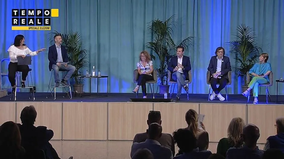 i candidati sul palco del Palazzo del Turismo