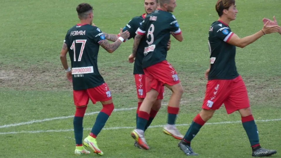 Scott Arlotti festeggiato dai compagni dopo l’1-0 biancorosso (Foto Rimini FC)