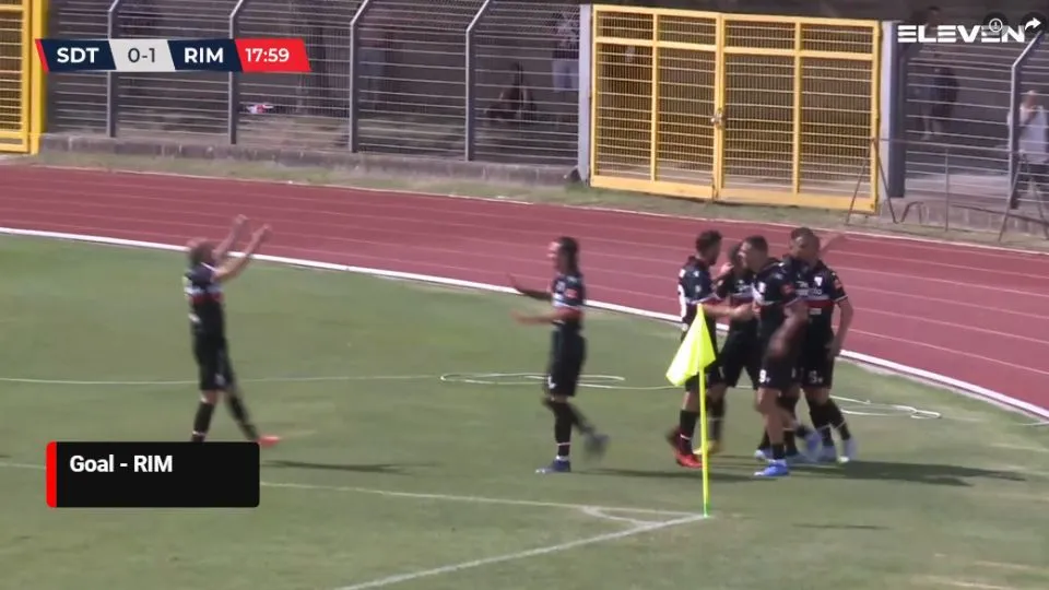 Michele Vano festeggiato dai compagni dopo il gol dell’1-0