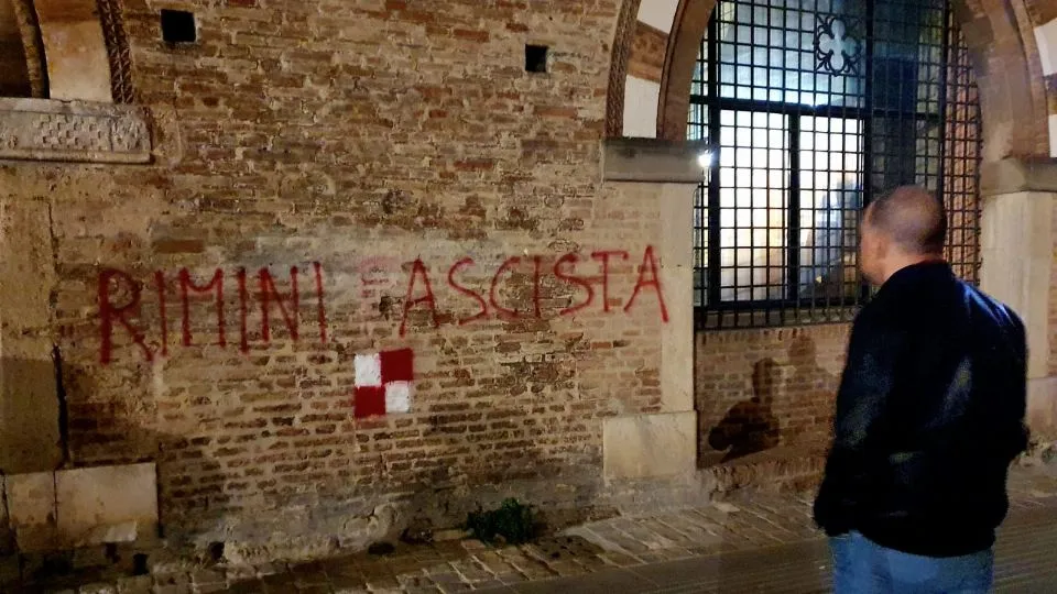 la scritta sul muro del palazzo del Podestà (Adriapress)
