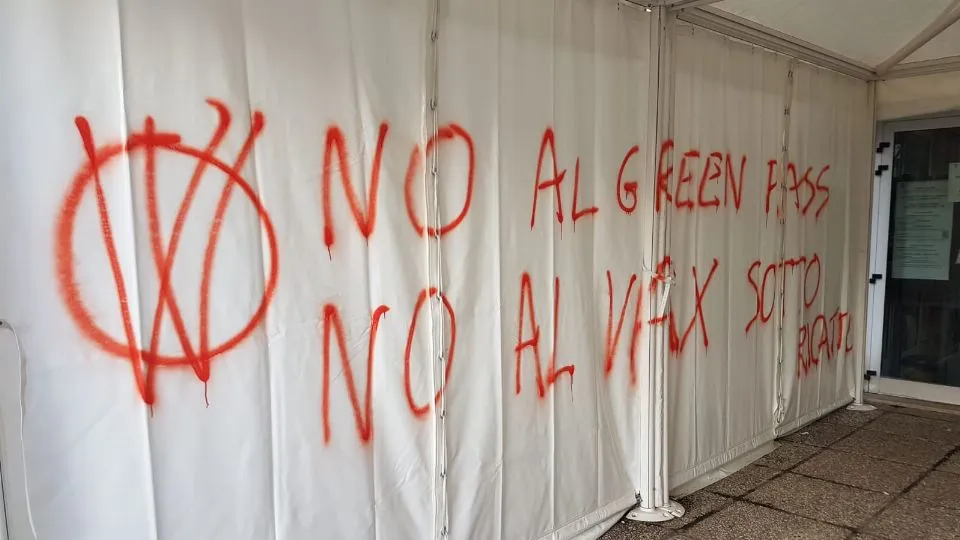 le scritte con lo spray rosso
