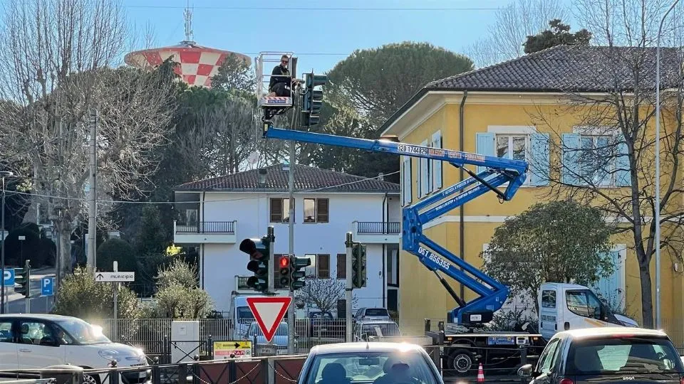 gli operai al lavoro per installare vista red