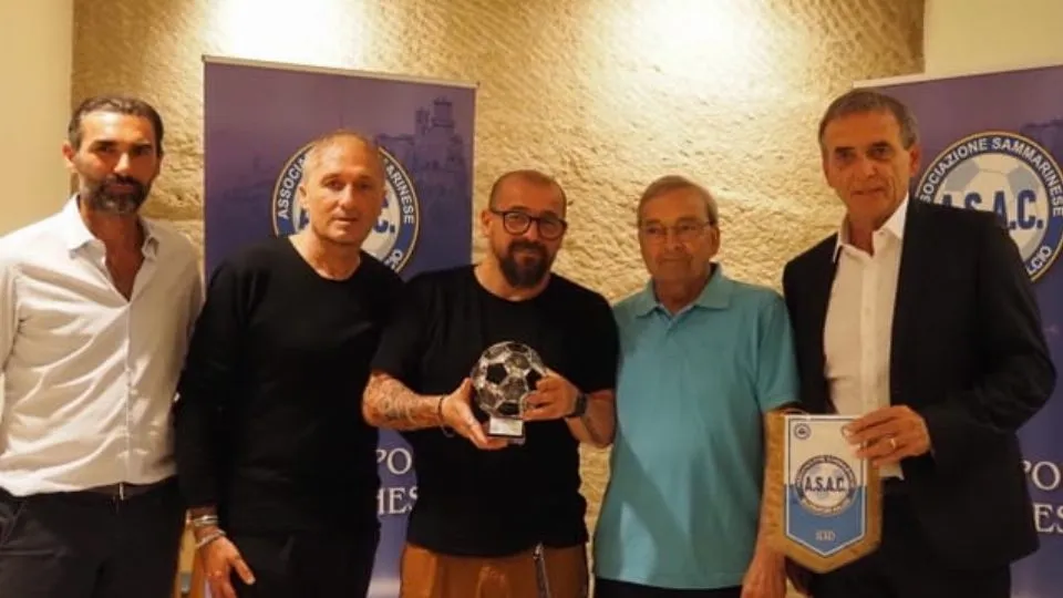 Oscar Lasagni premiato con il Best Coach Award dall’Associazione Sammarinese Allenatori Calcio
